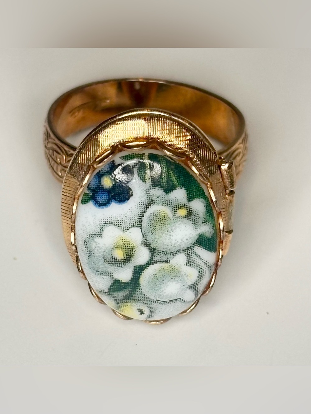 Vintage Gold Tone Poison Ring Porcelain Floral Locket Secret Compartment Size 8